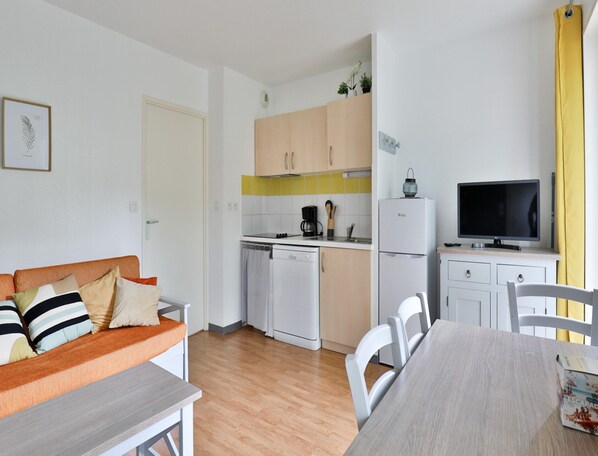 Apartment | Private kitchen | Fridge, microwave, coffee/tea maker, electric kettle - D. Des Grands Lacs Ndeg94-2p4 (Parentis-en-Born)
