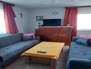 Apartment | Living room - Charming Retreat With Sea View on Ciovo Island (Okrug)