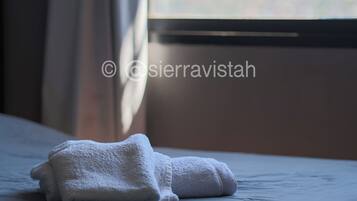 Eenvoudige kamer, 1 twee- of 2 eenpersoonsbedden, uitzicht op bergen