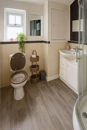 Bathroom - The Cathays Nook - Spacious 2 Bed Apartment Central Cardiff (Cardiff)