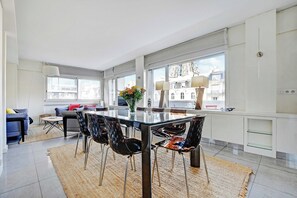 Apartment | Dining - Exceptional 3bdr/6p apt - View of the Eiffel Tower (Paris)