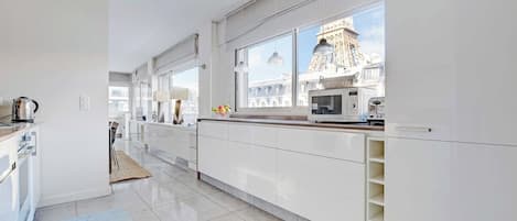 Departamento | Cocina privada | Refrigerador, microondas, horno y parrilla de estufa