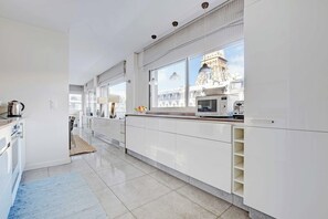 Apartment | Private kitchen - Exceptional 3bdr/6p apt - View of the Eiffel Tower (Paris)