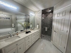 Dusche, Whirlpool, Bidet, Handtücher