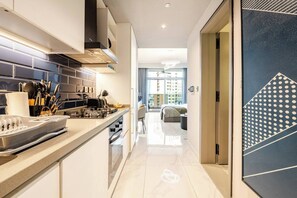 Fridge, oven, stovetop, toaster - Stunning Dubai Apartment w/ Pool & Canal Views (Dubai)