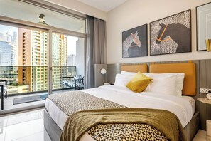1 bedroom, desk, iron/ironing board, WiFi - Stunning Dubai Apartment w/ Pool & Canal Views (Dubai)