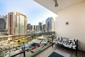 Property grounds - Stunning Dubai Apartment w/ Pool & Canal Views (Dubai)