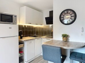 Réfrigérateur, micro-ondes, plaque de cuisson, lave-vaisselle