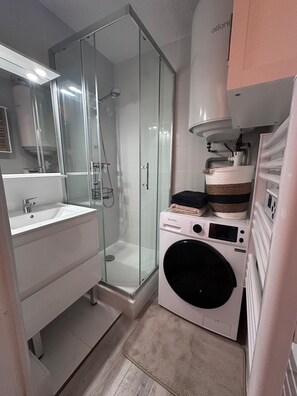 Douche, sèche-cheveux, serviettes fournies, savon