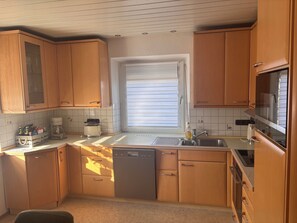 Frigorífic, microones, forn i placa de cuina 