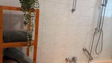 Serviettes fournies, papier toilette