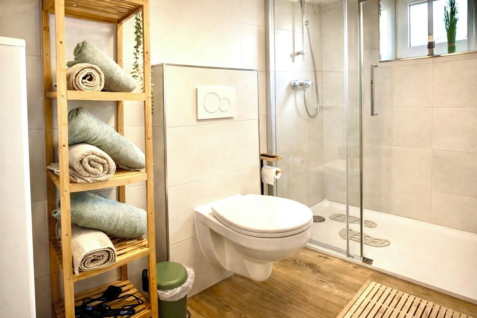 Towels, shampoo, toilet paper