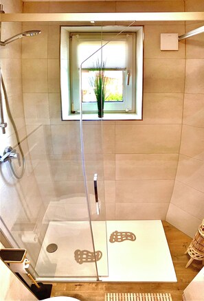 Toallas, shampoo, papel de baño 