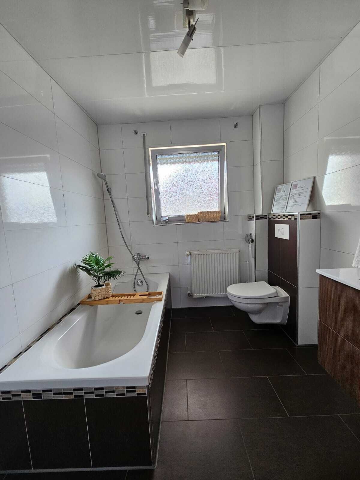 Haartrockner, Handtücher, Seife, Toilettenpapier