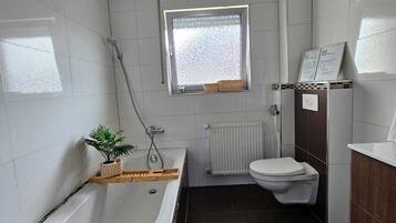Haartrockner, Handtücher, Seife, Toilettenpapier