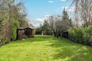 Property grounds - Modern Cosy Home w/ Stylish Interior – Pass the Keys (Radlett)