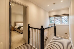 Iron/ironing board, free WiFi, bed sheets - Modern Cosy Home w/ Stylish Interior – Pass the Keys (Radlett)