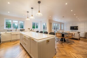 Dining - Modern Cosy Home w/ Stylish Interior – Pass the Keys (Radlett)