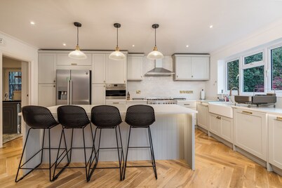 Modern Cosy Home w/ Stylish Interior – Pass the Keys