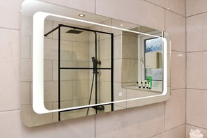 Shower, hair dryer, towels - Stylish 2-Bed • Close to City & Heath Hospital - Pass the Keys (Cardiff)