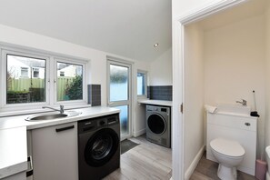 Interior - Stylish 2-Bed • Close to City & Heath Hospital - Pass the Keys (Cardiff)