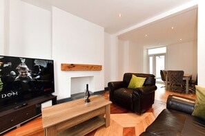 TV - Stylish 2-Bed • Close to City & Heath Hospital - Pass the Keys (Cardiff)