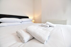 Iron/ironing board, free WiFi, bed sheets - Stylish 2-Bed • Close to City & Heath Hospital - Pass the Keys (Cardiff)