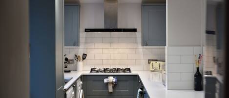 Réfrigérateur, micro-ondes, four, lave-vaisselle