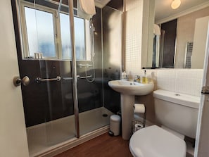 Shower, hair dryer, towels, soap - Newly refurbished One Bedroom House With Front Garden (London)
