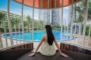 2 สระว่ายน้ำในร่ม, 5 สระว่ายน้ำกลางแจ้ง