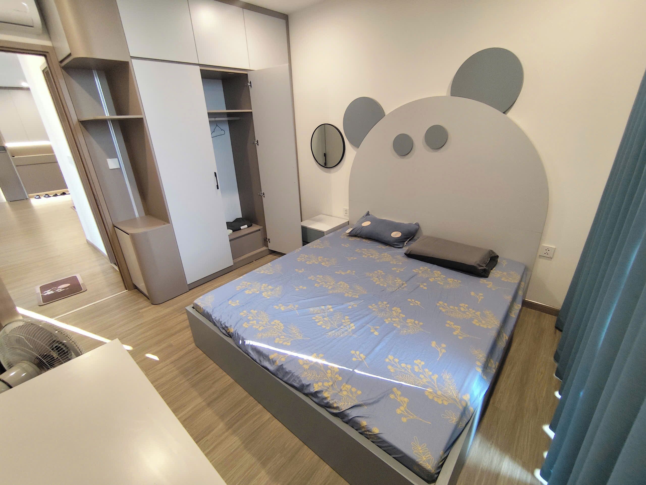 办公桌、笔记本电脑工作区、遮光窗帘、熨斗/熨衣板