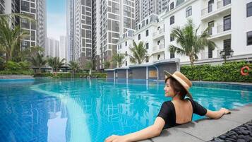 2 座室內游泳池和5 座室外游泳池