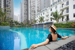 2 座室內游泳池和5 座室外游泳池