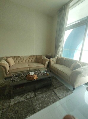Living area - 1-bedroom apartment with AC in fabulous Dubai location (Dubai)