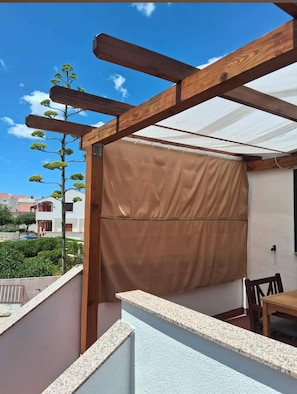 Apartment | Balcony - Apartment With Terrace With Church View (Razanac)