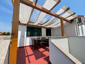 Apartment | Balcony - Apartment With Terrace With Church View (Razanac)