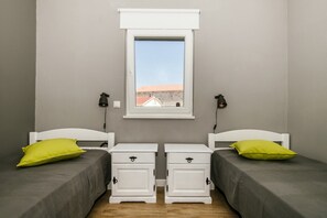 Apartment - Apartment With Terrace With Church View (Razanac)