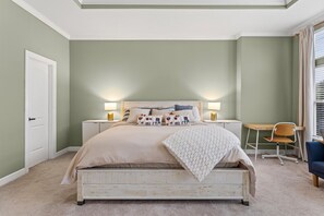 3 slaapkamers, een bureau, een strijkplank/strijkijzer, reisbedje
