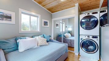 Iron/ironing board, Internet, bed sheets