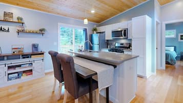 Een koelkast, een magnetron, een kookplaat, een vaatwasser