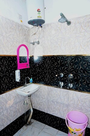 Deluxe Double Room | Bathroom amenities | Shower, towels, soap, shampoo