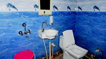 Habitación doble Deluxe | Baño | Regadera, toallas, jabón, shampoo