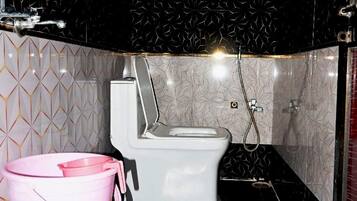 豪華四人房 | 浴室 | 淋浴設備、提供毛巾、番梘、洗頭水