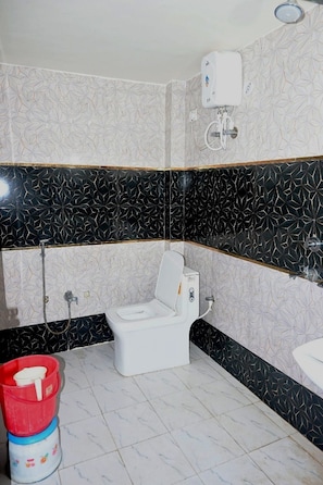 Deluxe-Vierbettzimmer | Badezimmer | Dusche, Handtücher, Seife, Shampoo