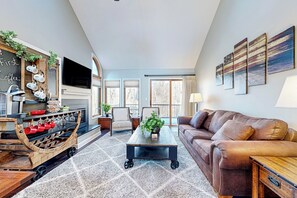TV, fireplace - Pool, Golf, Marina! Galena Territory Resort Home (Galena)