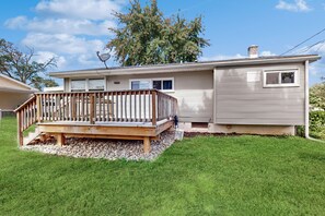 Exterior - 2BR Home Near Shopping & Restaurants (York)