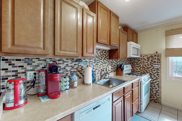 Private kitchen - 2BR Home Near Shopping & Restaurants (York)