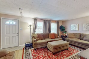 Living area - 2BR Home Near Shopping & Restaurants (York)