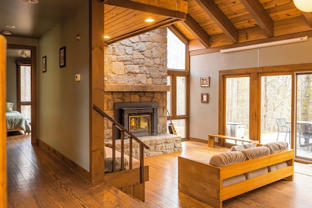 Fernseher, Kamin, Bücher. Joia Verde: Mtn Chalet -120 Acres -Adventure Ski Hike MTB Rafting