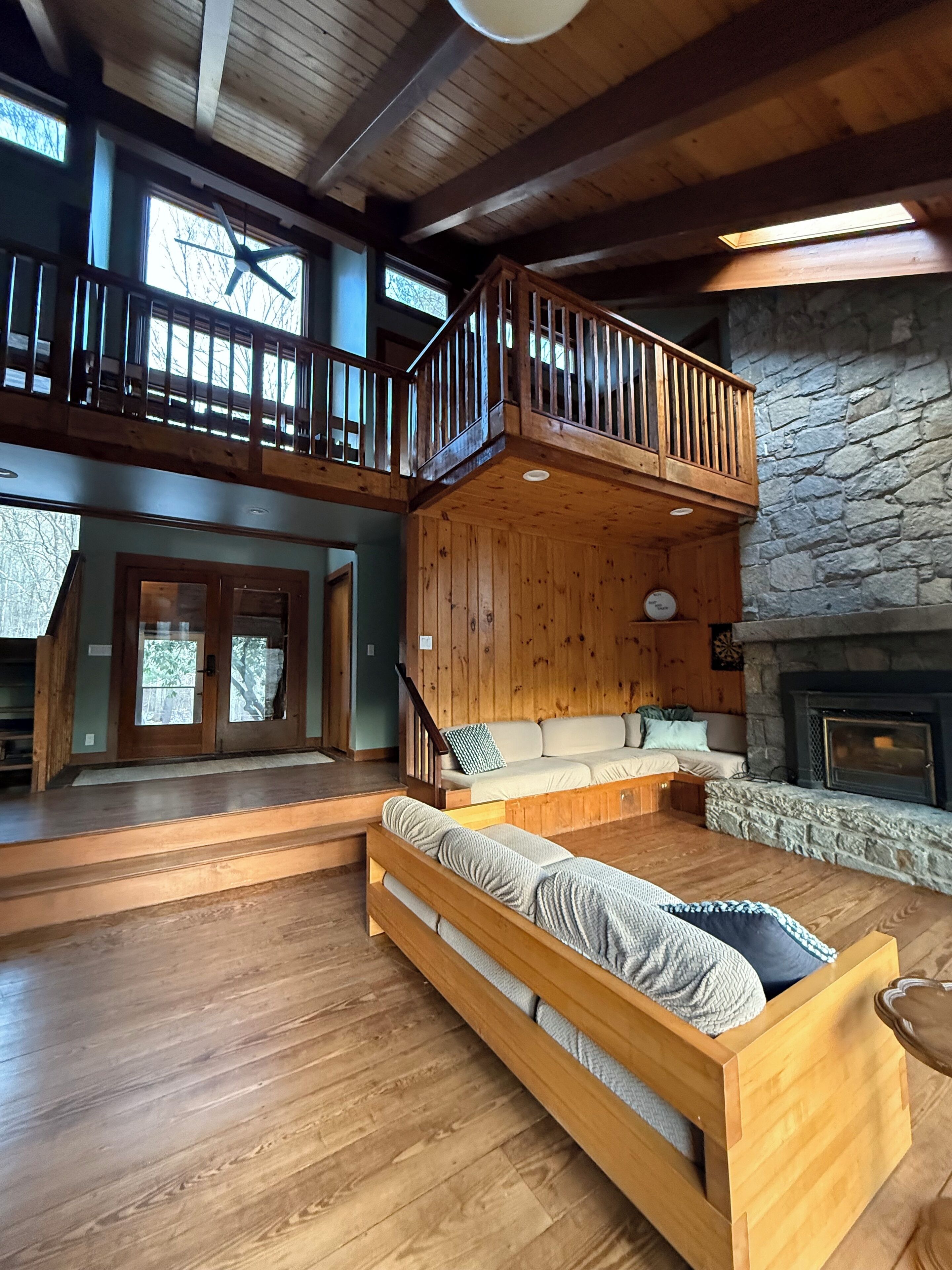 Televisie, een open haard en boeken